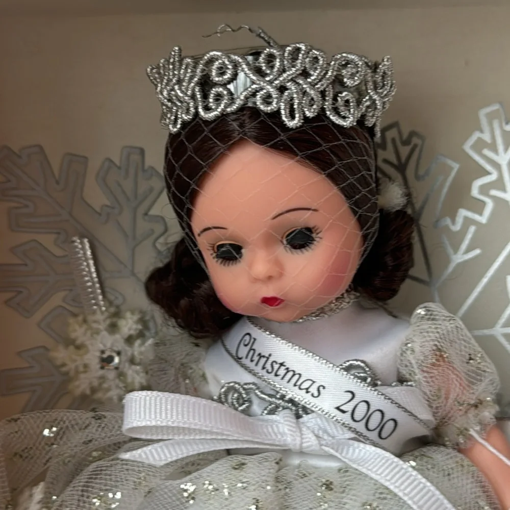 Rare Find - New - Madame Alexander Christmas 2000 Doll - Style 27555 - Picture 2 of 14